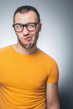 Gri arka plan üzerinde komik adam