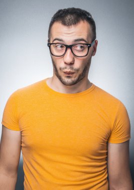 Gri arka plan üzerinde komik adam