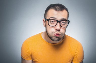 Gri arka plan üzerinde komik adam