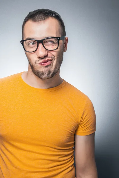 Lustiger Typ mit grauem Hintergrund — Stockfoto