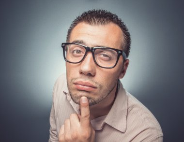 endişeli genç adam