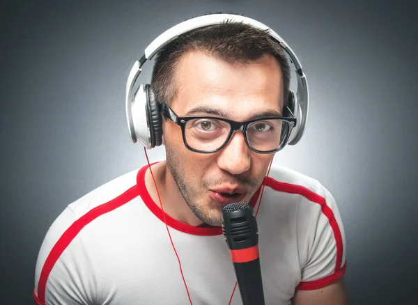 Mann mit Mikrofon und Kopfhörer — Stockfoto