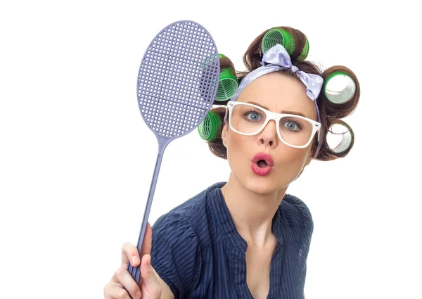 Huisvrouw met fly swatter — Stockfoto