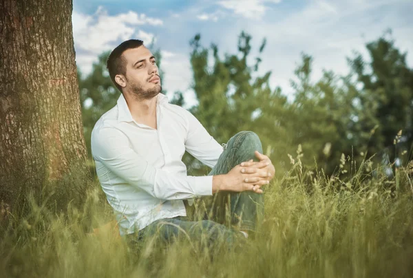 El hombre en la naturaleza — Foto de Stock