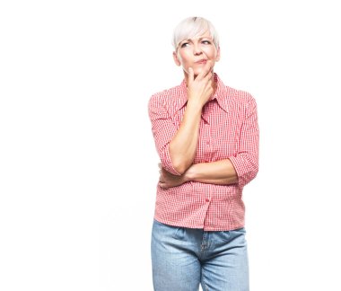 Şüpheci kadın düşüncesi. Sor. Düşünceli, orta yaşlı, kafası karışmış, beyaz arka planda soyutlanmış bir kadın. Uzayı kopyala Kararlı bir kadın. Stüdyo çekimi