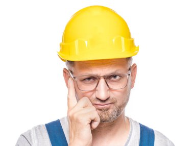 Yorgun inşaat işçisi kameraya bakıyor, beyaz arka planda izole edilmiş. Uykulu suratlı bitkin bir tamirci. Stüdyo çekimi