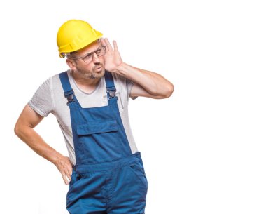 Dedikodu konsepti, inşaat işçileri el ele tutuşup ilginç bir şey dinlemeye çalışıyor, beyaz arka planda izole edilmiş. Uzayı kopyala Stüdyo çekimi