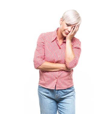 Utanmış bir kadın elleriyle yüzünü kapatıyor. Utanç verici, beyaz arka planda izole edilmiş. Suçlu orta yaşlı kadın. Stüdyo çekimi