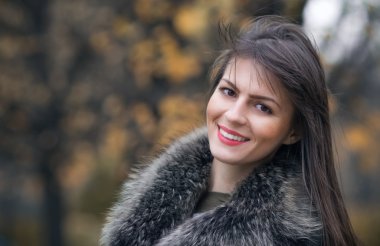 Öfkeli genç işadamı üstünde hareket eden telefon