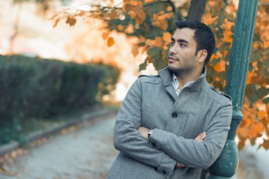 Kışın giyinmiş genç adam.