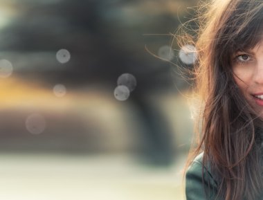 Genç güzel kadın, sonbahar günü, açık