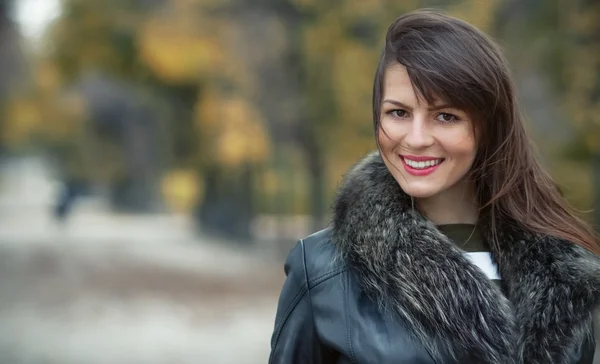 Young beautiful woman, autumn day, outdoor — Stock Photo, Image