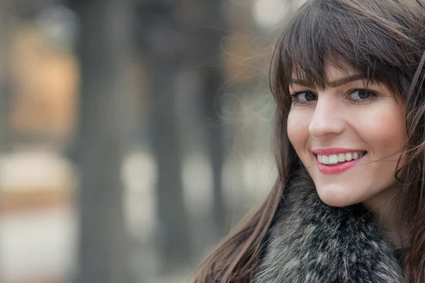 Mujer hermosa joven, día de otoño, al aire libre —  Fotos de Stock