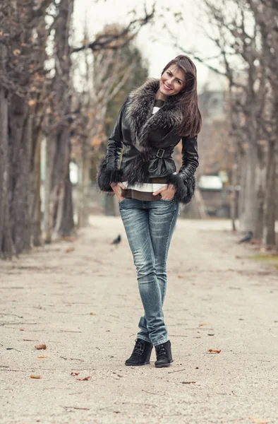 Mujer hermosa joven, día de otoño, al aire libre —  Fotos de Stock