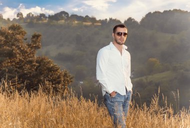 Yakışıklı genç adam.