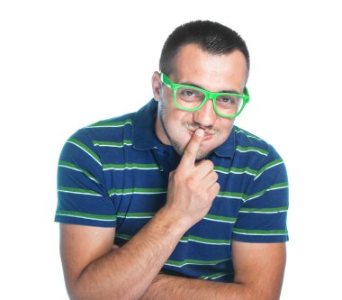 Adam gülüyor, üzerinde beyaz izole