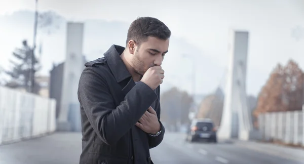 Homem tossindo na rua — Fotografia de Stock