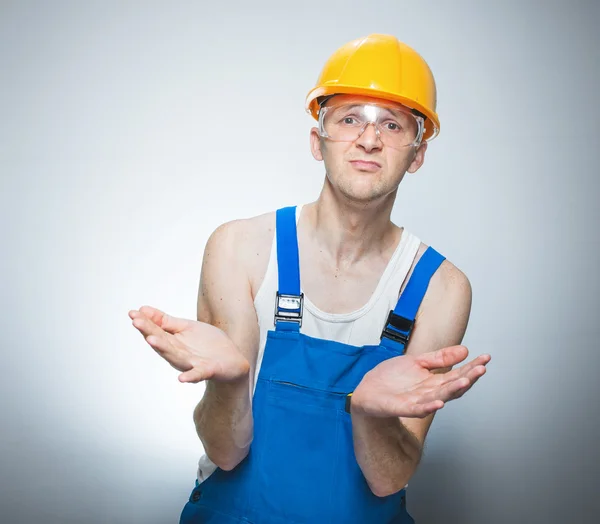 Clueless worker over gray background — Stock Photo, Image