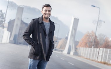 Genç yakışıklı adam gülümsemek