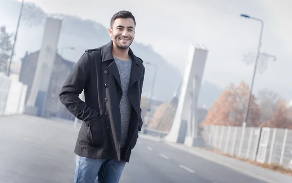 Jovem bonito sorriso homem — Fotografia de Stock