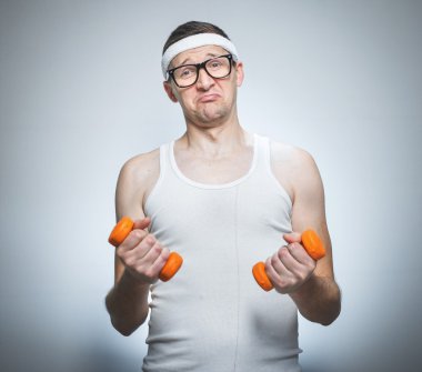 Yüz ifadesi inek dumbbells ile