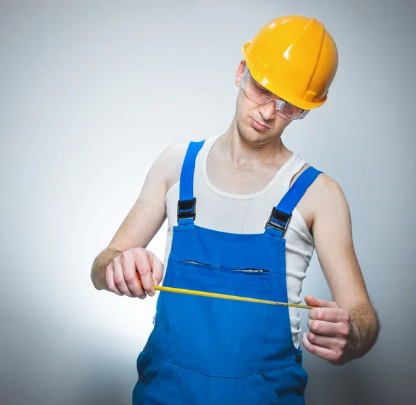 Construtor jovem com medidor — Fotografia de Stock