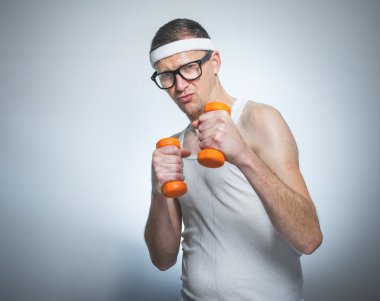 İnek egzersiz dumbbells ile