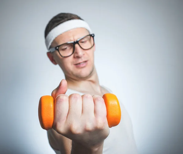 Lustiger schwacher Mann, der Bizeps hebt — Stockfoto