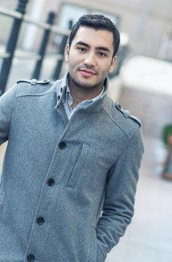 Kat, Kasım sabah, dışarıda harika genç adam