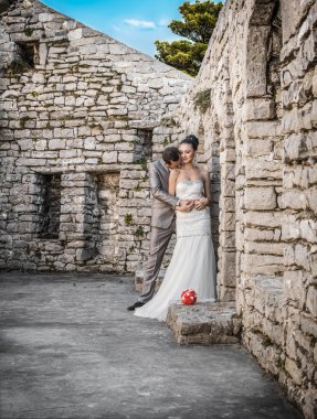 Gelin ve damadın düğün fotoğrafı.