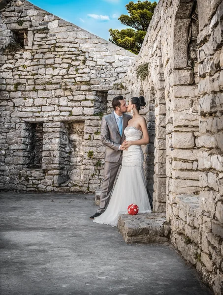 Hochzeitsfoto von Braut und Bräutigam — Stockfoto