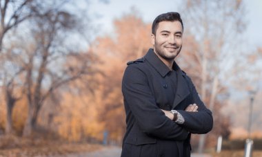 Genç yakışıklı adam gülümsemek