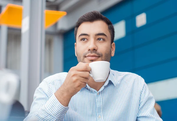 Pausa para el café, hombre descansando con una bebida caliente — Foto de Stock