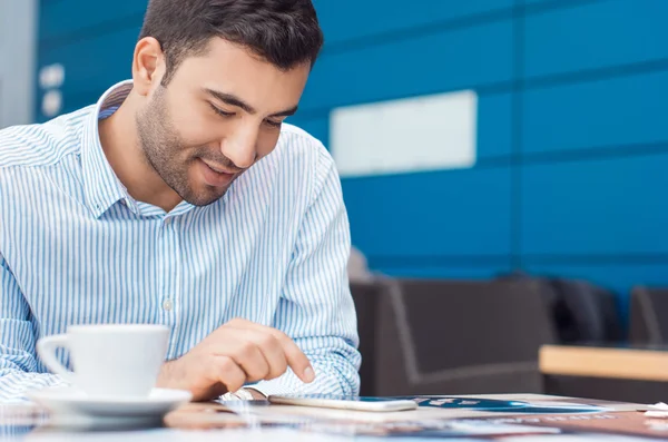 Positieve man met Tablet PC — Stockfoto