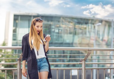 Sürpriz genç gilr ile smartphone