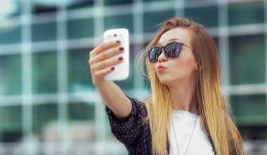 Trendy kız olun bir selfie