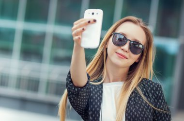 Trendy kız olun bir selfie