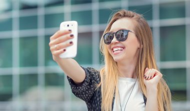 Trendy kız olun bir selfie