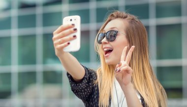 Trendy kız olun bir selfie