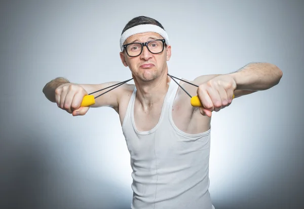 Hombre nerd haciendo gimnasio — Foto de Stock
