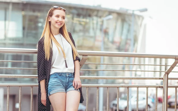 Lächelnde junge Mädchen — Stockfoto