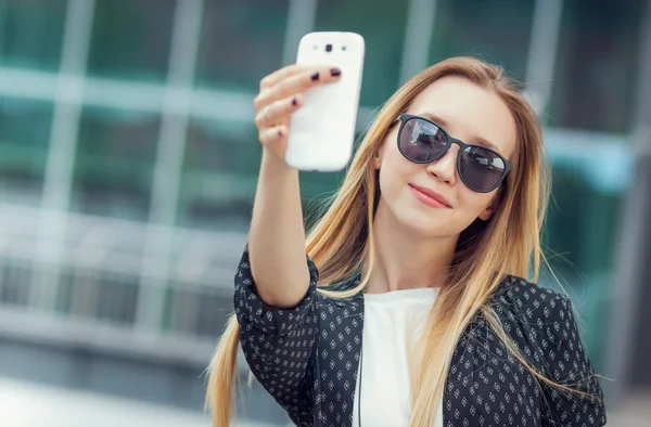 Chica de moda hacer una selfie —  Fotos de Stock