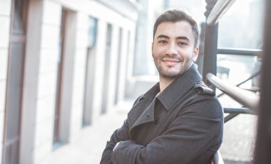 Genç yakışıklı adam gülümsemek