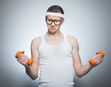 Yüz ifadesi inek dumbbells ile