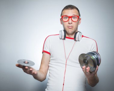 Gri arka plan üzerinde komik dj