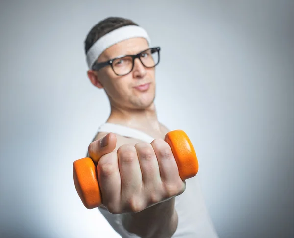 Hombre débil divertido levantando bíceps — Foto de Stock