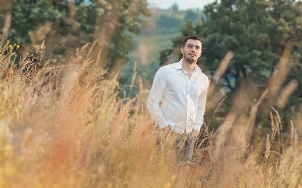 El hombre en la naturaleza — Foto de Stock