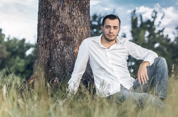 El hombre en la naturaleza — Foto de Stock