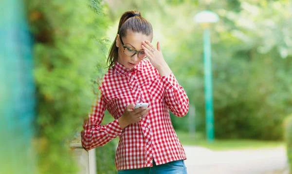 Ragazza stupita con telefono — Foto Stock