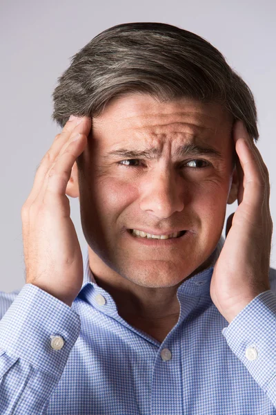 Студийный портрет человека, страдающего головной болью — стоковое фото